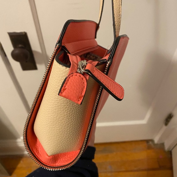 SALE GUESS Crossbody Purse - Picture 4 of 6